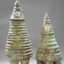 Två figurer av Mari Pårup